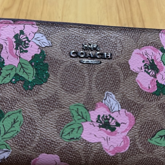$225 COACH monogram floral wallet (top zipper rip) - Picture 10 of 16